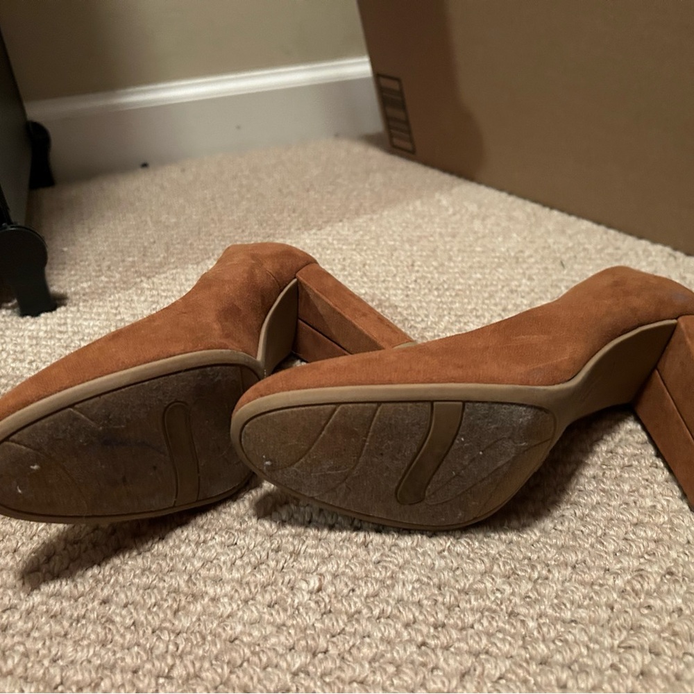 ✨Moving Sale✨ Women's Tan Block Heel Shoes - Picture 3 of 3